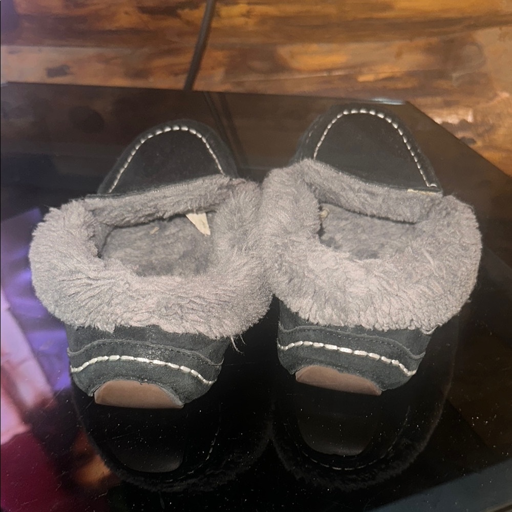 Gently worn. Lamo Black and Gray Moccasin Slippers Size 8 - Picture 4 of 7